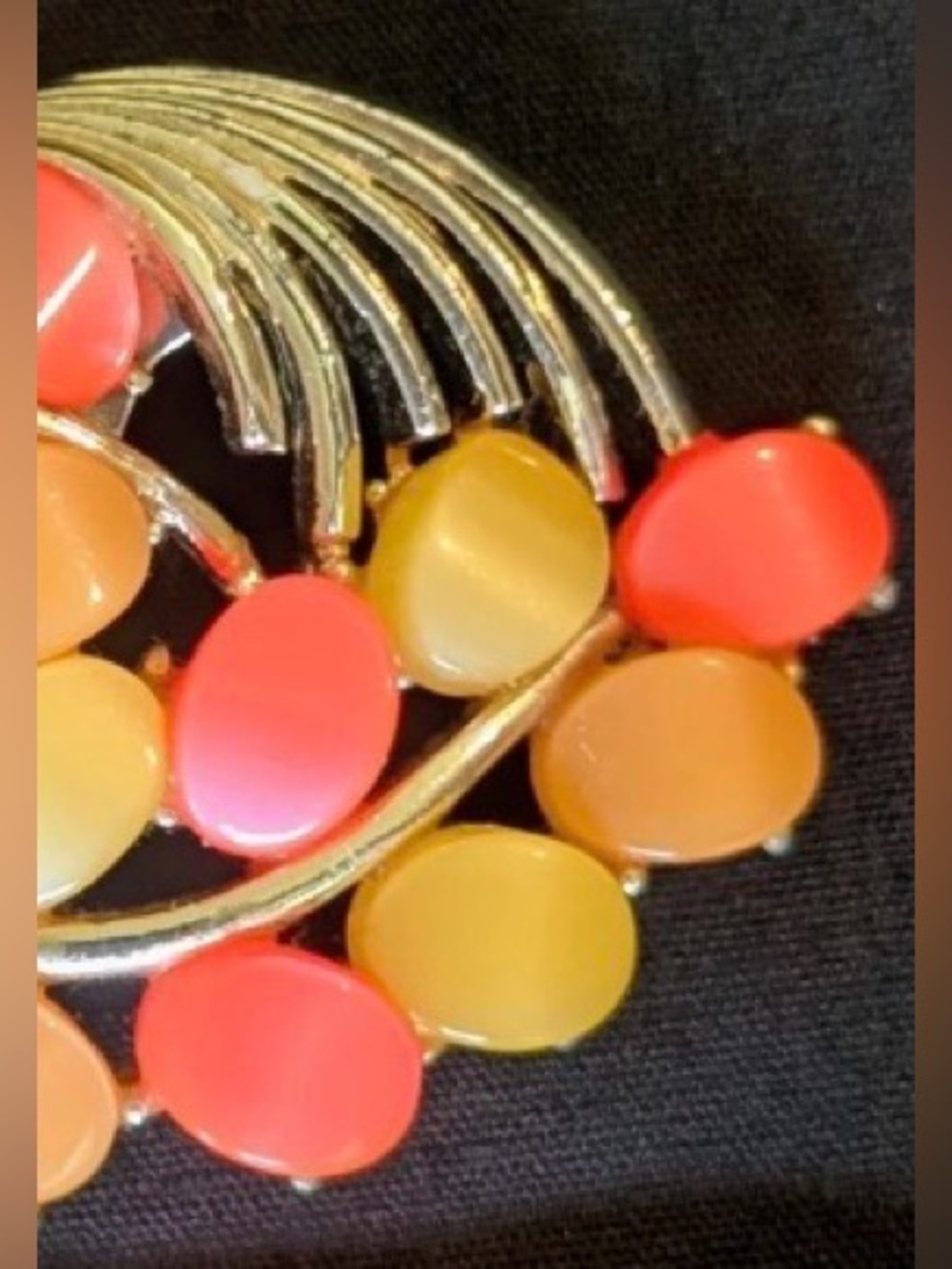 Vintage Mid-Century Brooch Thermoset in Coral Peach Yellow, Goldtone setting - Picture 7 of 8